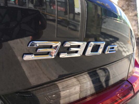 BMW 330e detalle logo