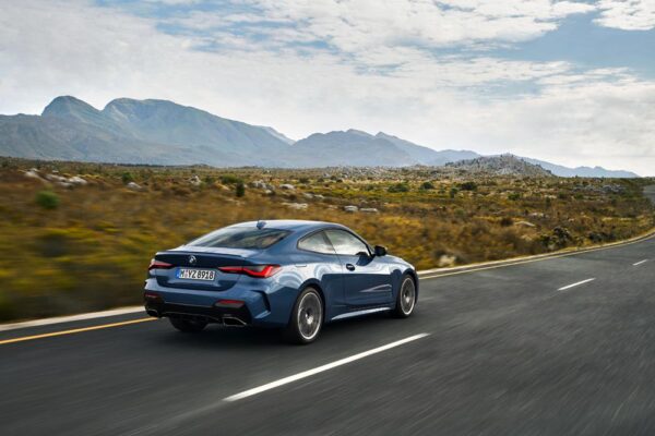 BMW Serie 4 Coupé 2020 vista 3 cuartos trasera movimiento