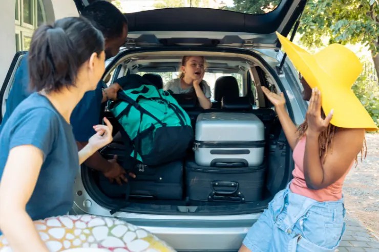 Maletas en el maletero de un coche de ocasión
