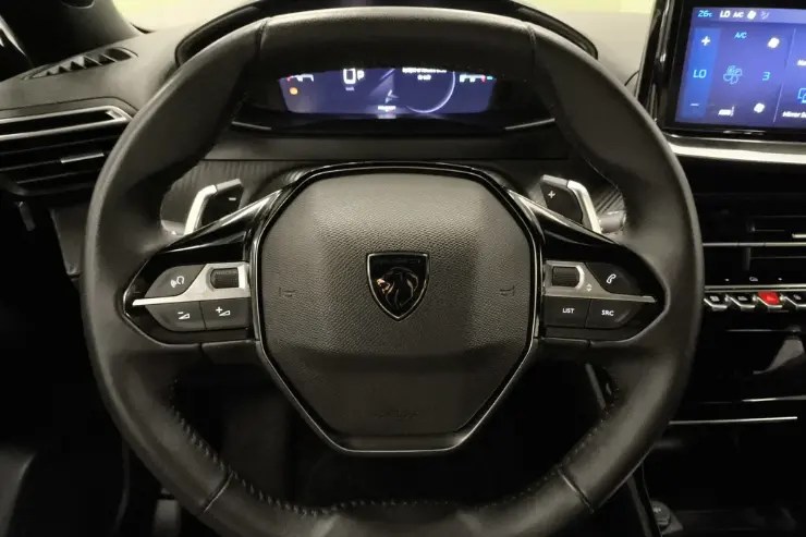 7 Volante y cuadro de mandos del Peugeot 2008 de segunda mano