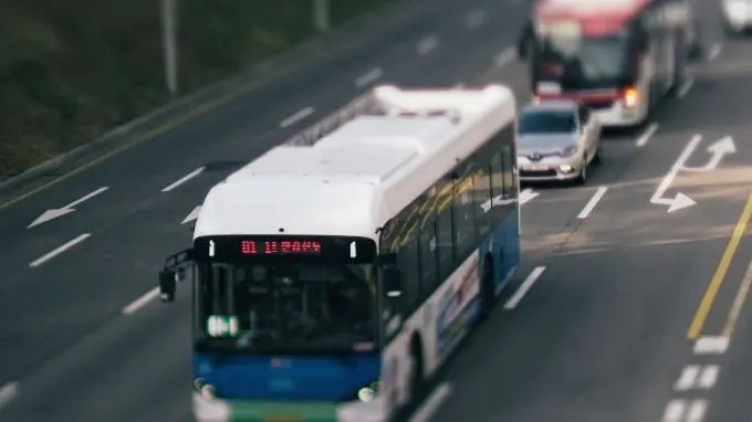 Autobus-en-carretera-1 Autobús circulando por la autopista
