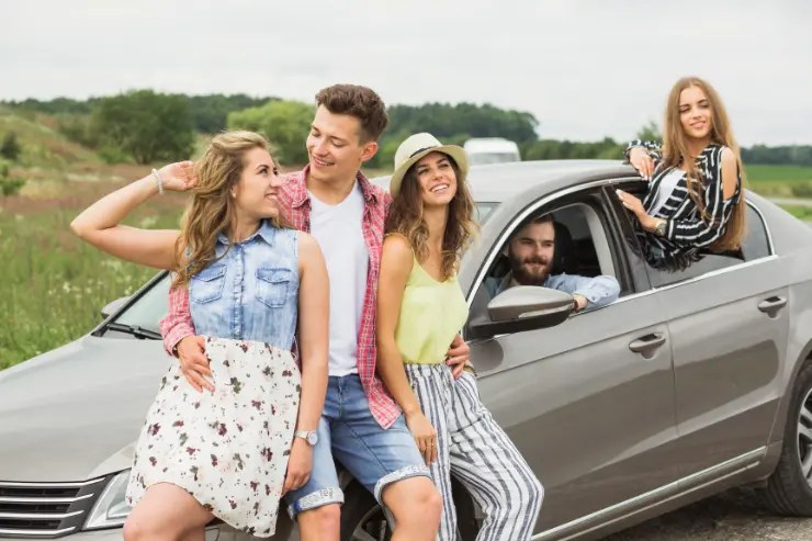 amigos en un coche de 7 plazas de Yamovil 