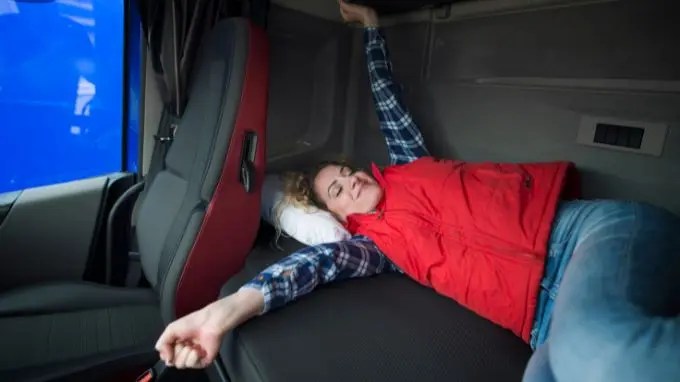 Persona-durmiendo-tranquila-en-su-coche