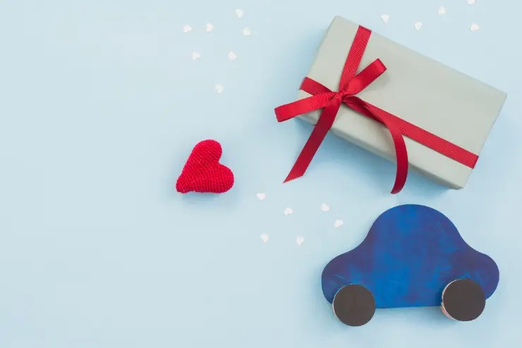 coche-dibujado Dibujo de un coche sin detalle con un regalo encima