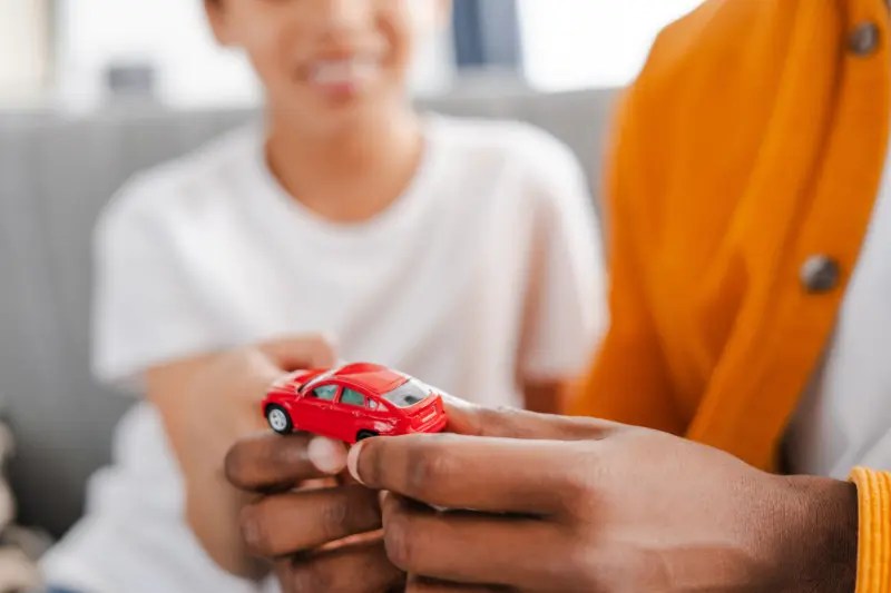 Coche de juguete pequeño de ocasión en la mano de una persona
