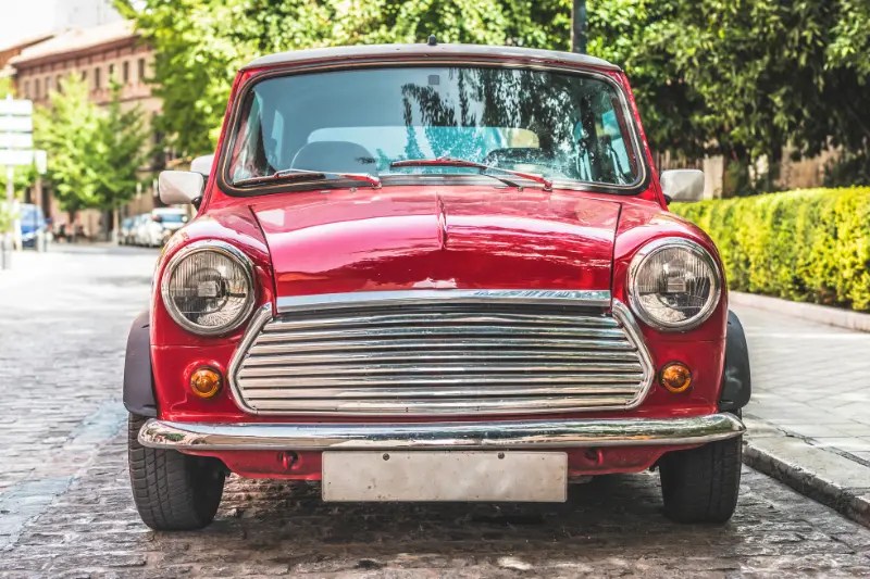 Coche rojo pequeño y potente