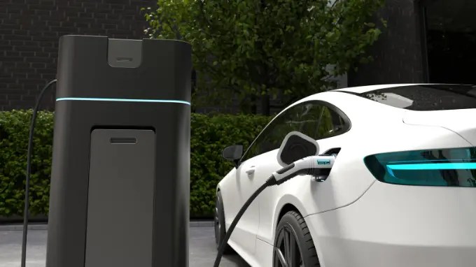 Coche de ocasión eléctrico repostando