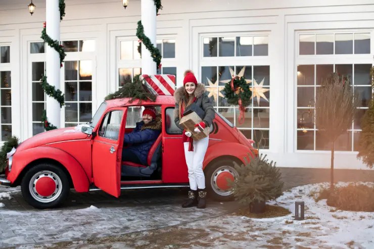 coche-rojo-pareja Coche rojo con una pareja en un entorno navideño