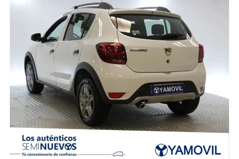 Parte trasera de un Dacia Sandero blanco en venta
