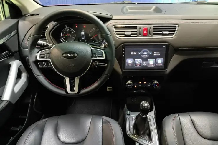 Volante y cuadro de mandos del coche EVO de ocasión