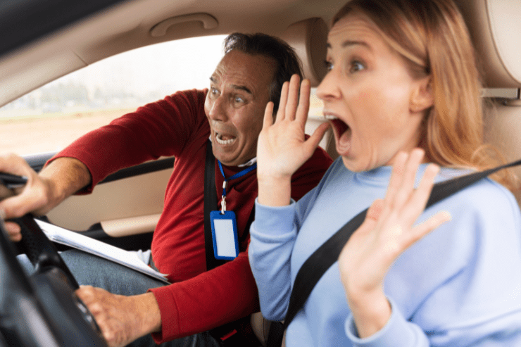 examen-conducir-accidente Examinador controlando el volante del coche para evitar un accidente