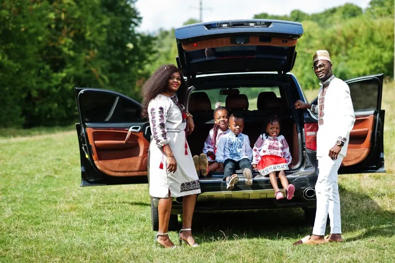 familia africana en su coche