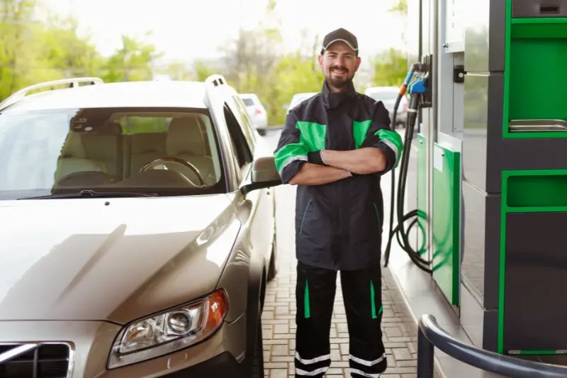 Gasolinera con vehículo con pegatina C