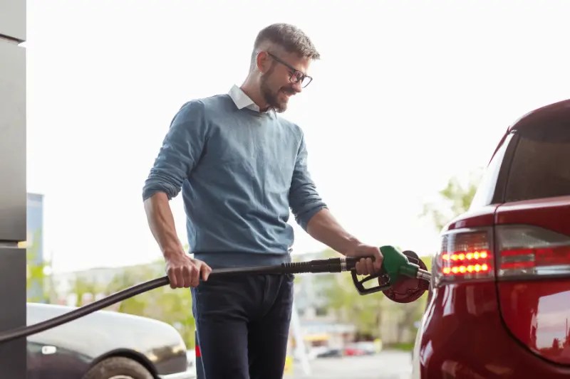 Hombre carga gasolina en coche de etiqueta C