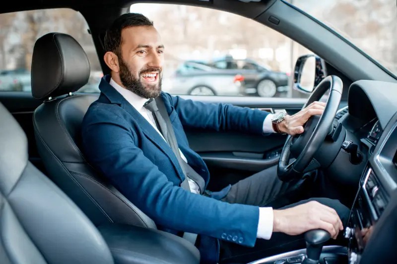 Hombre conduciendo coche automático