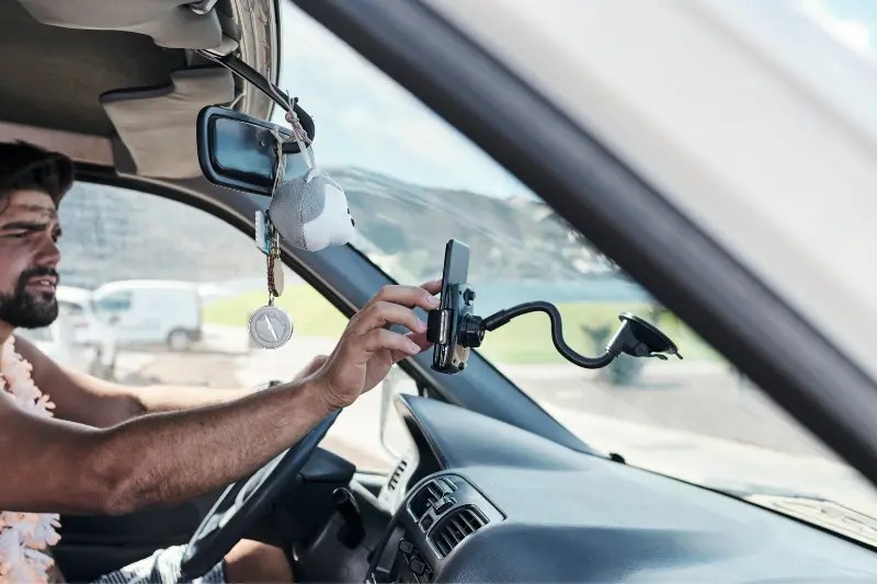Hombre usa el GPS con seguridad de su coche