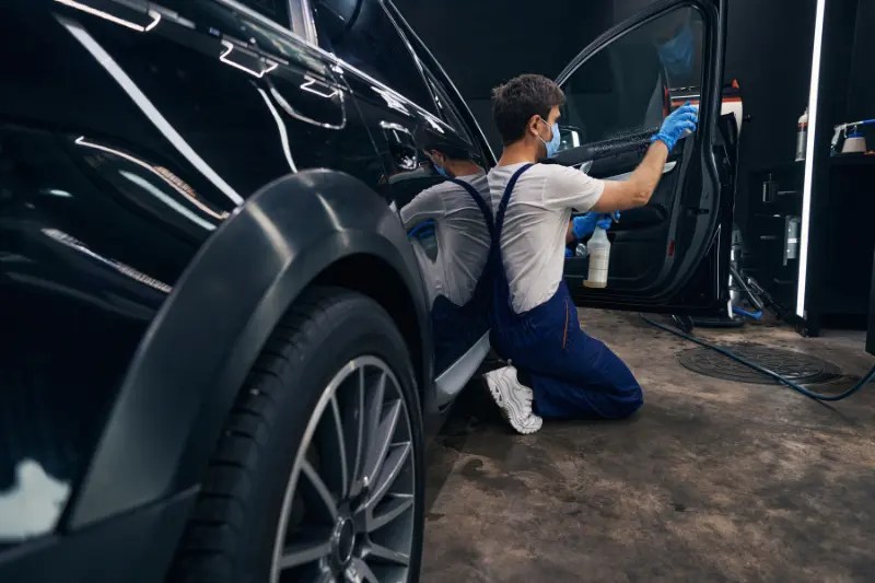 hombre-limpiando-coche Hombre limpiando un coche de segunda mano