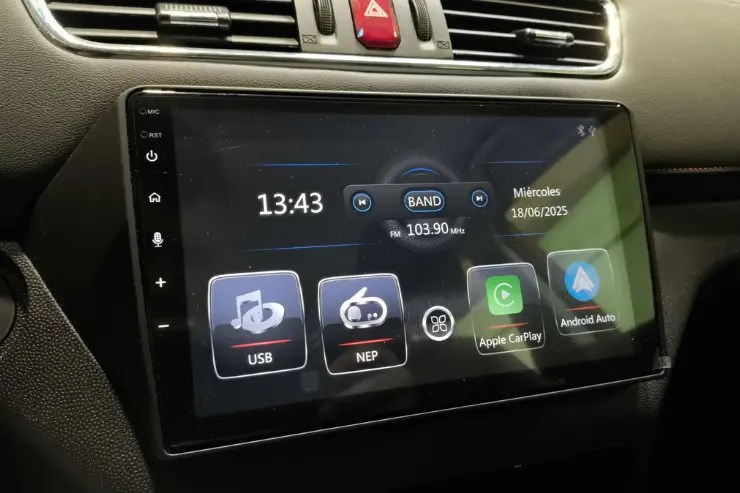 Pantalla de infoentretenimiento de un coche EVO de ocasión
