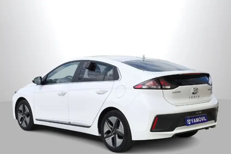 Coche Hyundai Ioniq de color blanco 