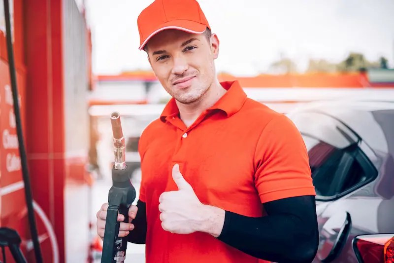 Hombre llena de gasolina un coche de ocasión