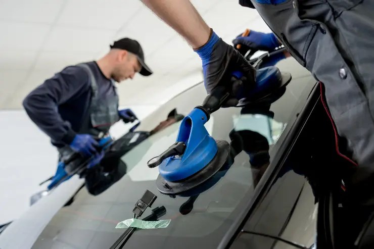 Mecánicos sustituyendo la luna del coche