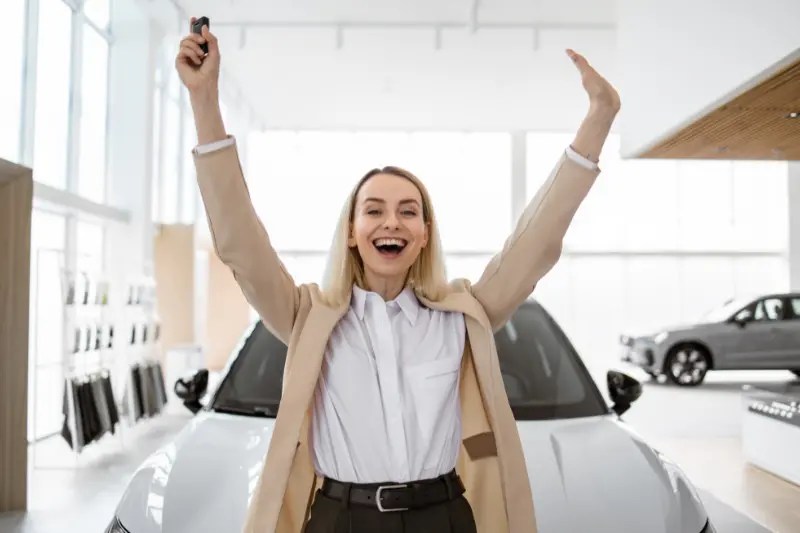 Mujer celebra la compra de un coche con pegatina C