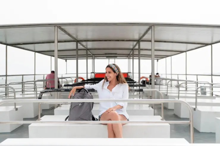 mujer_vijando_ferry-1 Mujer viajando en ferry