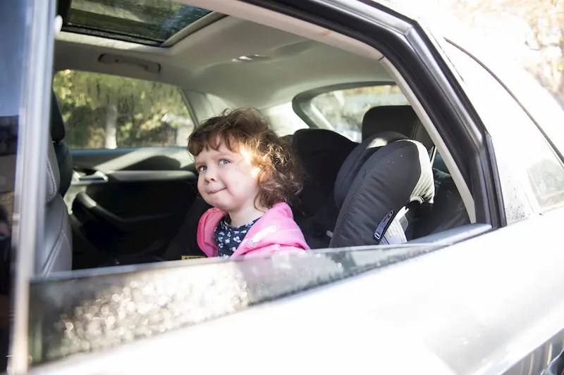 Niña en una furgoneta amplia