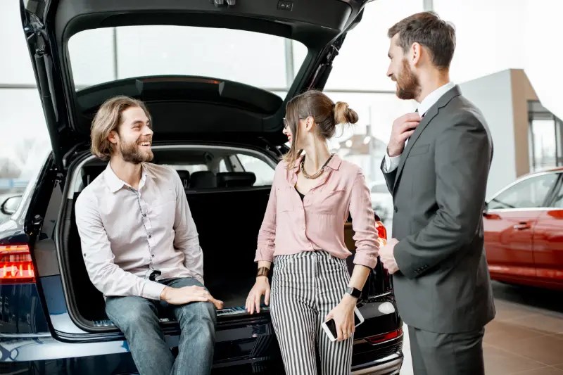 Pareja compra un crossover en un concesionario profesional