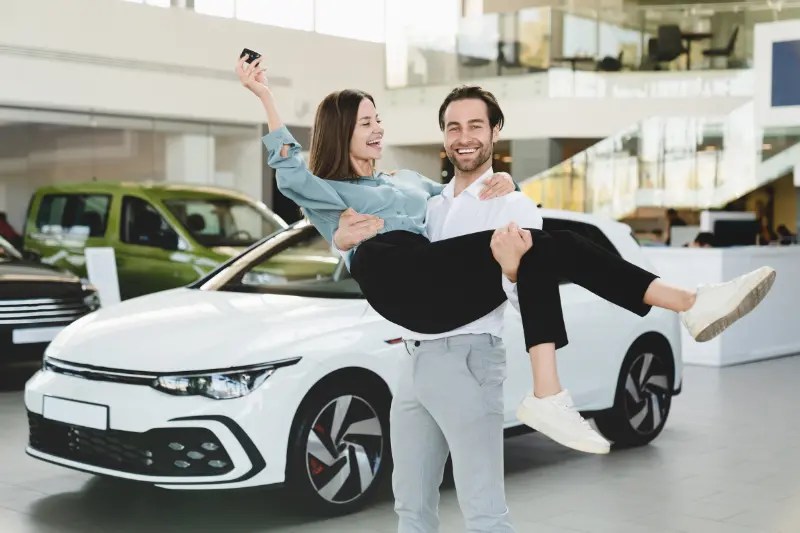 Pareja compra un coche crossover