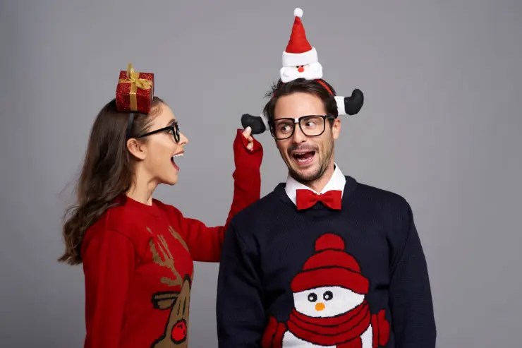 pareja-divertida Pareja divertida con adornos navideños