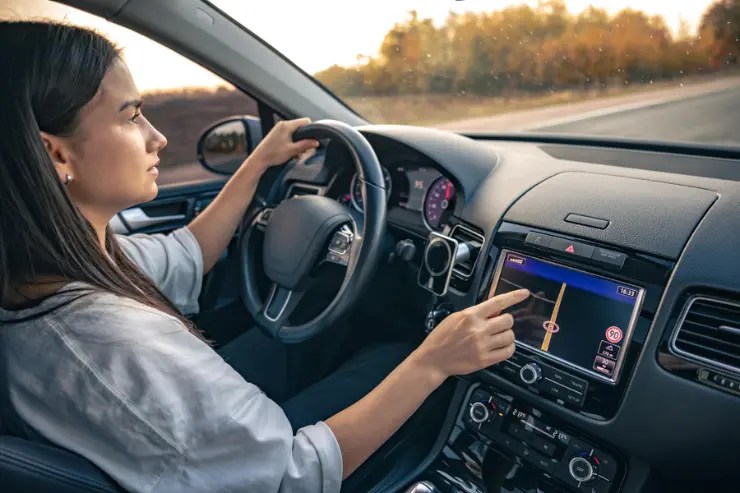 Mujer conduciendo un coche automático