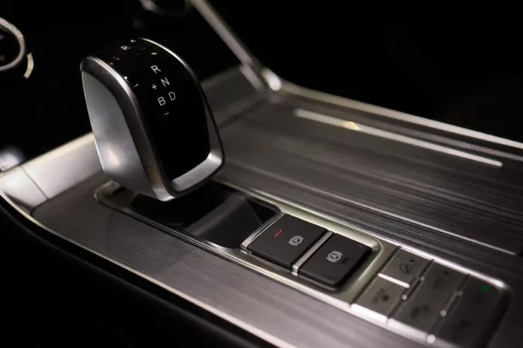 palanca de cambios de un coche automático 