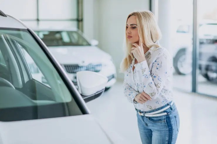chica con dudas sobre el coche de segunda mano