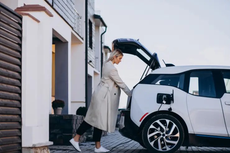 Cargando coche eléctrico de Yamovil