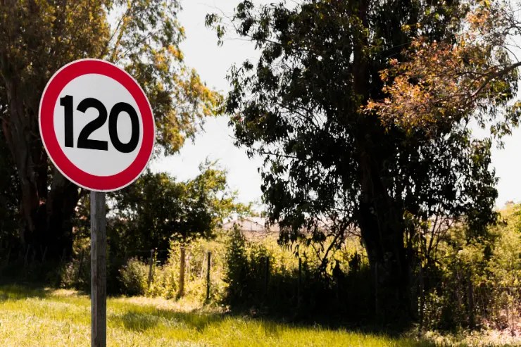 senal Señal de velocidad en una carretera
