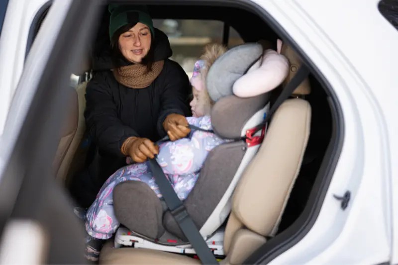 Mujer usa sistema seguridad integrada del coche con su hija