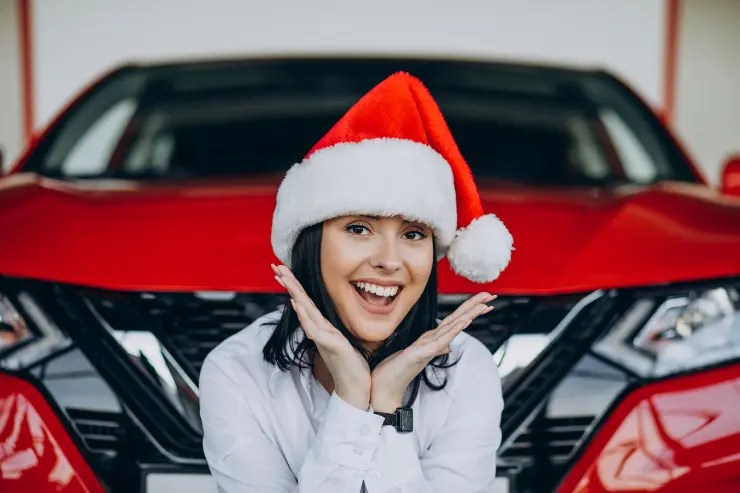 vendedora-concesionario Vendedora de coches con un gorro de papa noel